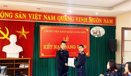 Lễ kết nạp Đảng viên mới tại Viện KSND quận Long Biên Tháng 12/2019